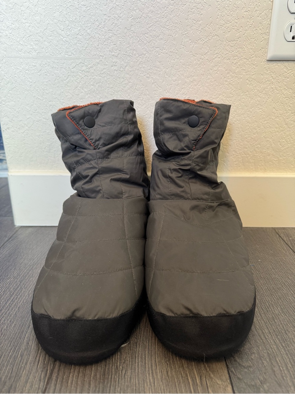 Cabiniste Down Booties Size M/L